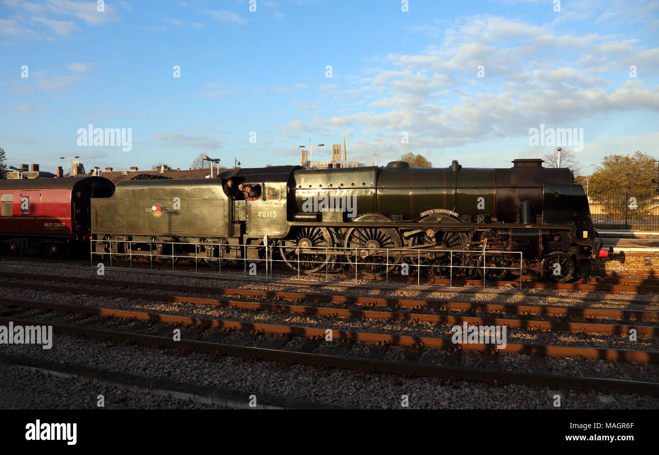 Ex LMS Royal Scot classe 4-6-0 locomotiva a vapore 46115 'Sculle Guardsman' a Lincoln, 9 novembre 2014. Foto Stock
