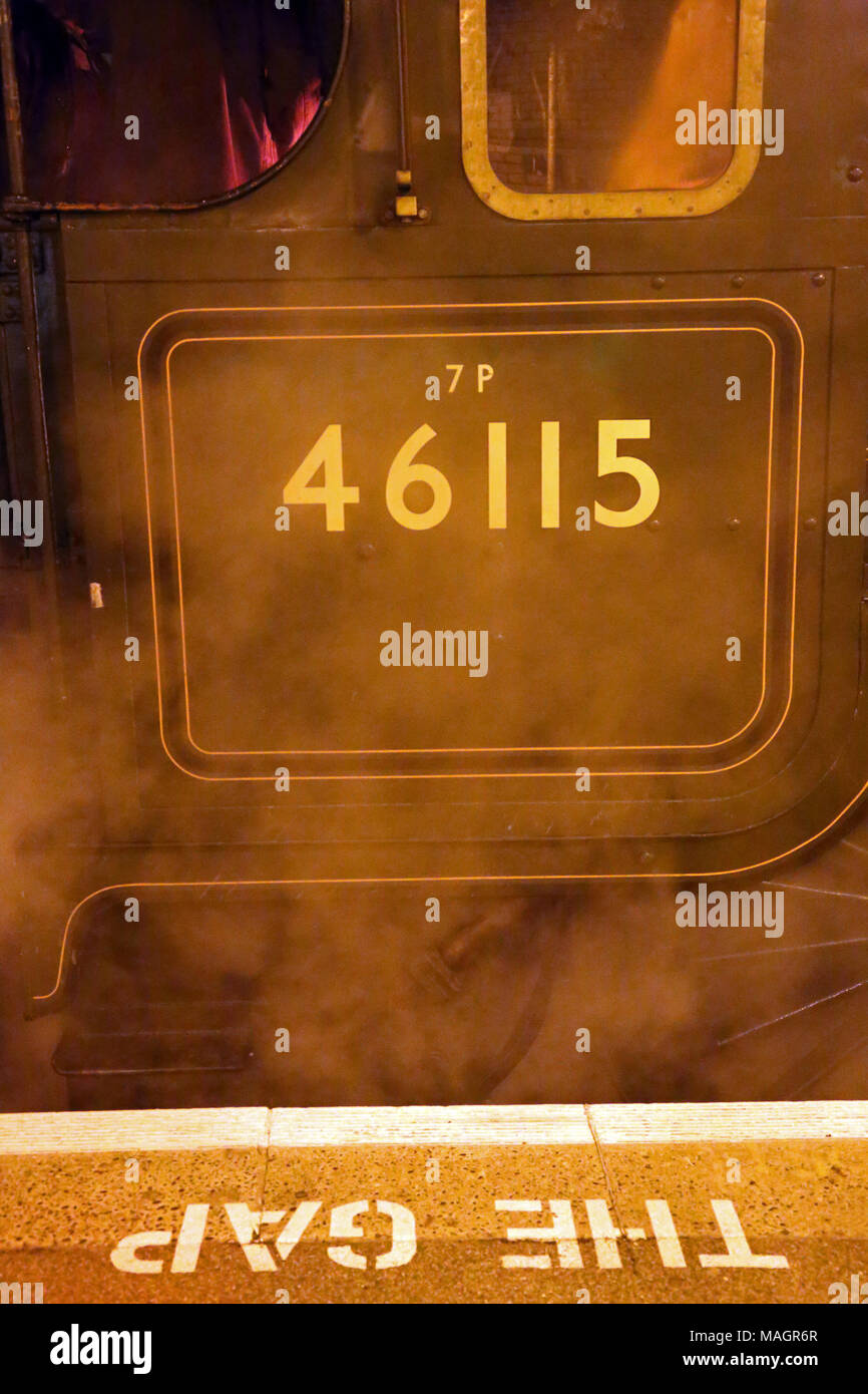 Ex LMS Royal Scot classe 4-6-0 locomotiva a vapore 46115 'Sculle Guardsman' a Lincoln, 9 novembre 2014. Foto Stock