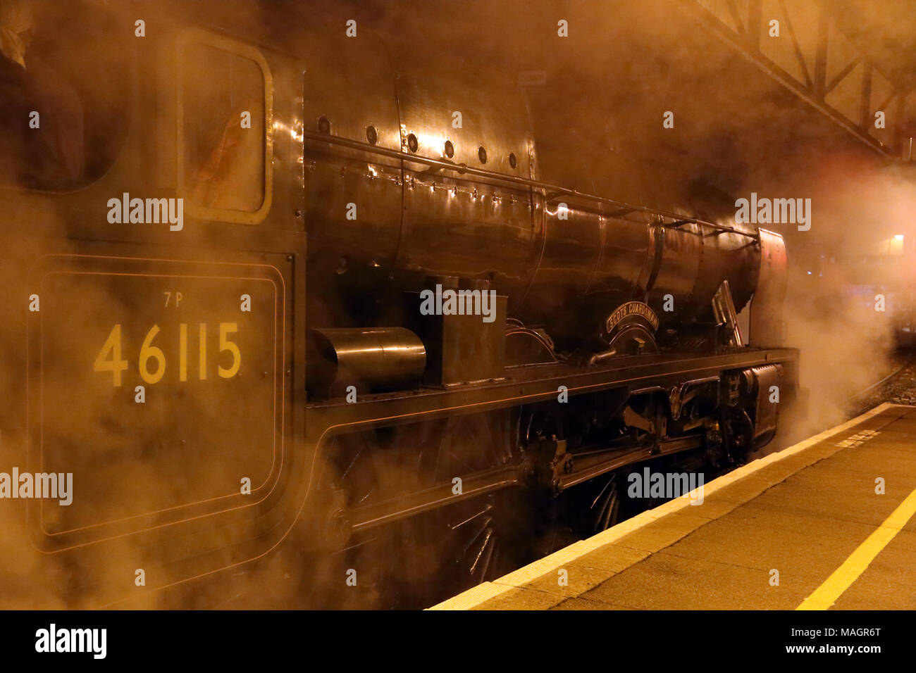 Ex LMS Royal Scot classe 4-6-0 locomotiva a vapore 46115 'Sculle Guardsman' a Lincoln, 9 novembre 2014. Foto Stock