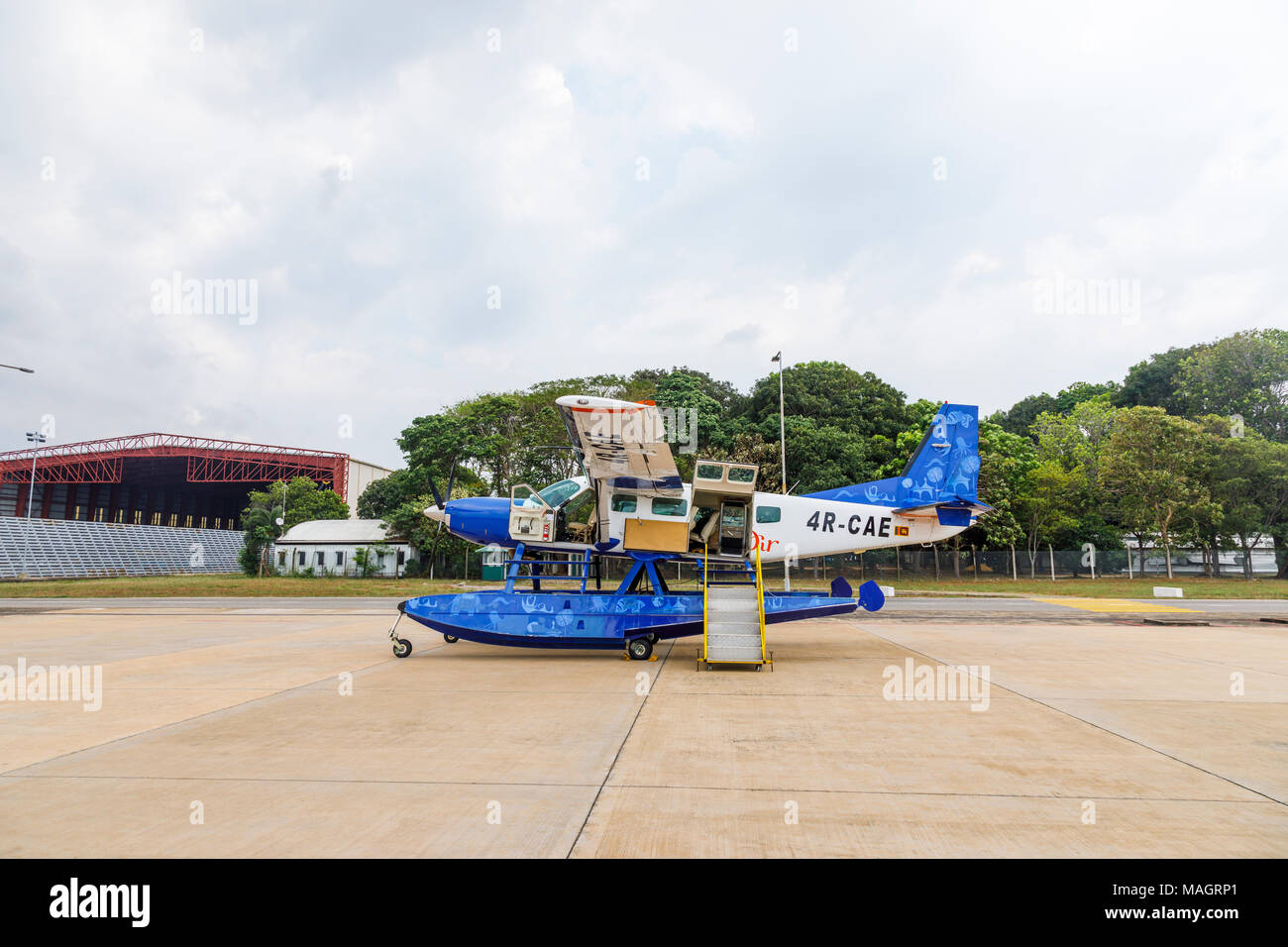 Aria di cannella Cessna 208 Caravan anfibio a terra all'Aeroporto Internazionale di Colombo, Colombo. Sri Lanka Foto Stock