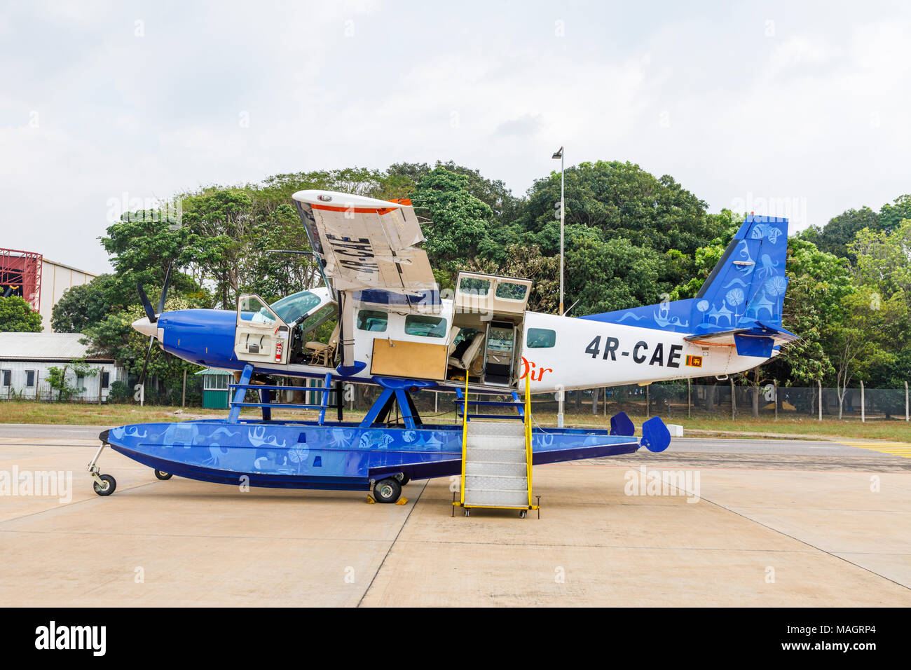 Aria di cannella Cessna 208 Caravan anfibio a terra all'Aeroporto Internazionale di Colombo, Colombo. Sri Lanka Foto Stock