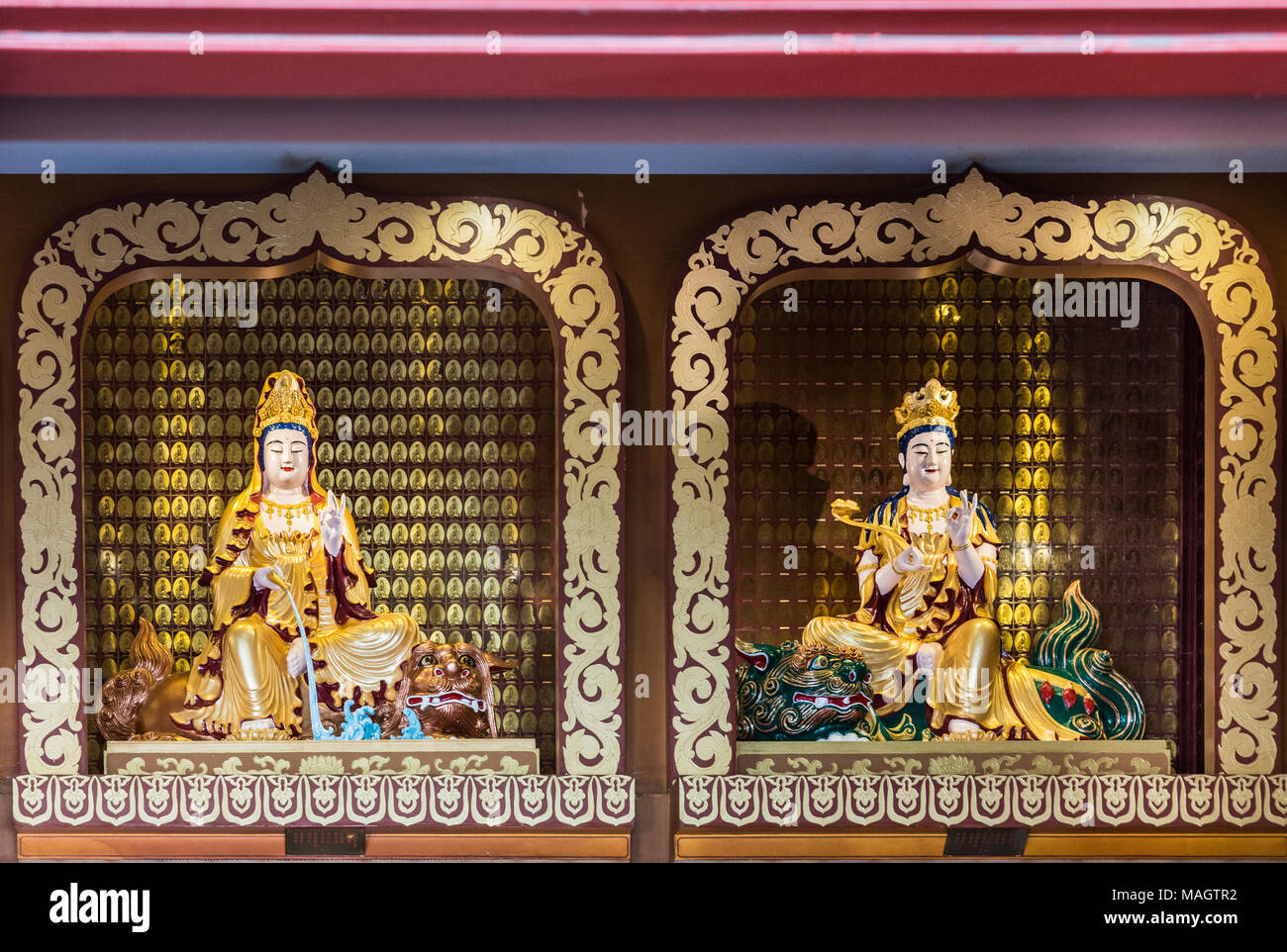 Hacienda Heights, CA, Stati Uniti d'America - 23 Marzo 2018: Closeup di Avalokitesvara, Guanyin e Manjusri golden statue in Boddhisattva Hall di Hsi buddista Lai Foto Stock