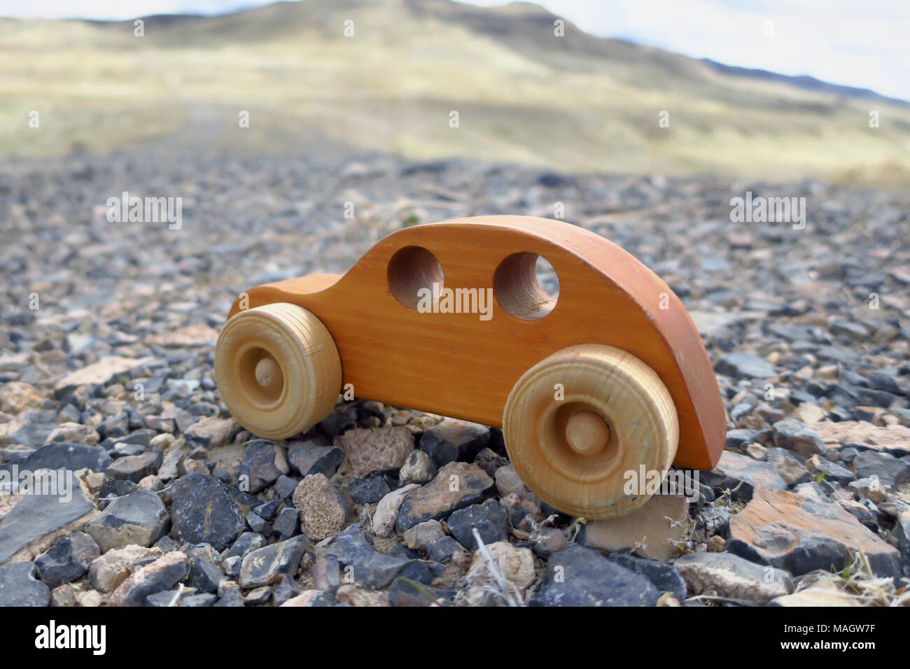 Un auto in legno su una ruvida sassoso sentiero. concetto Foto Stock