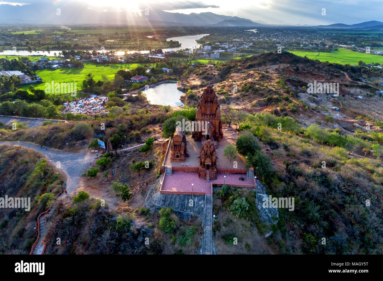 Vista aerea del Poklongarai champa torre. Mattoni vecchi cham towers di Phan Rang. Viaggio attraverso il Vietnam concetto, Phan rang, Ninh thuan, Viet Nam Foto Stock