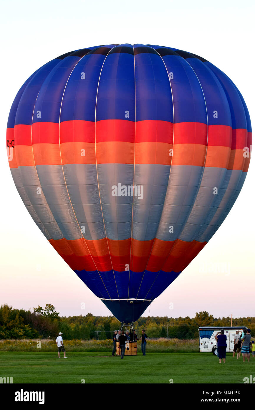 Colorato in mongolfiera ad aria calda Foto Stock