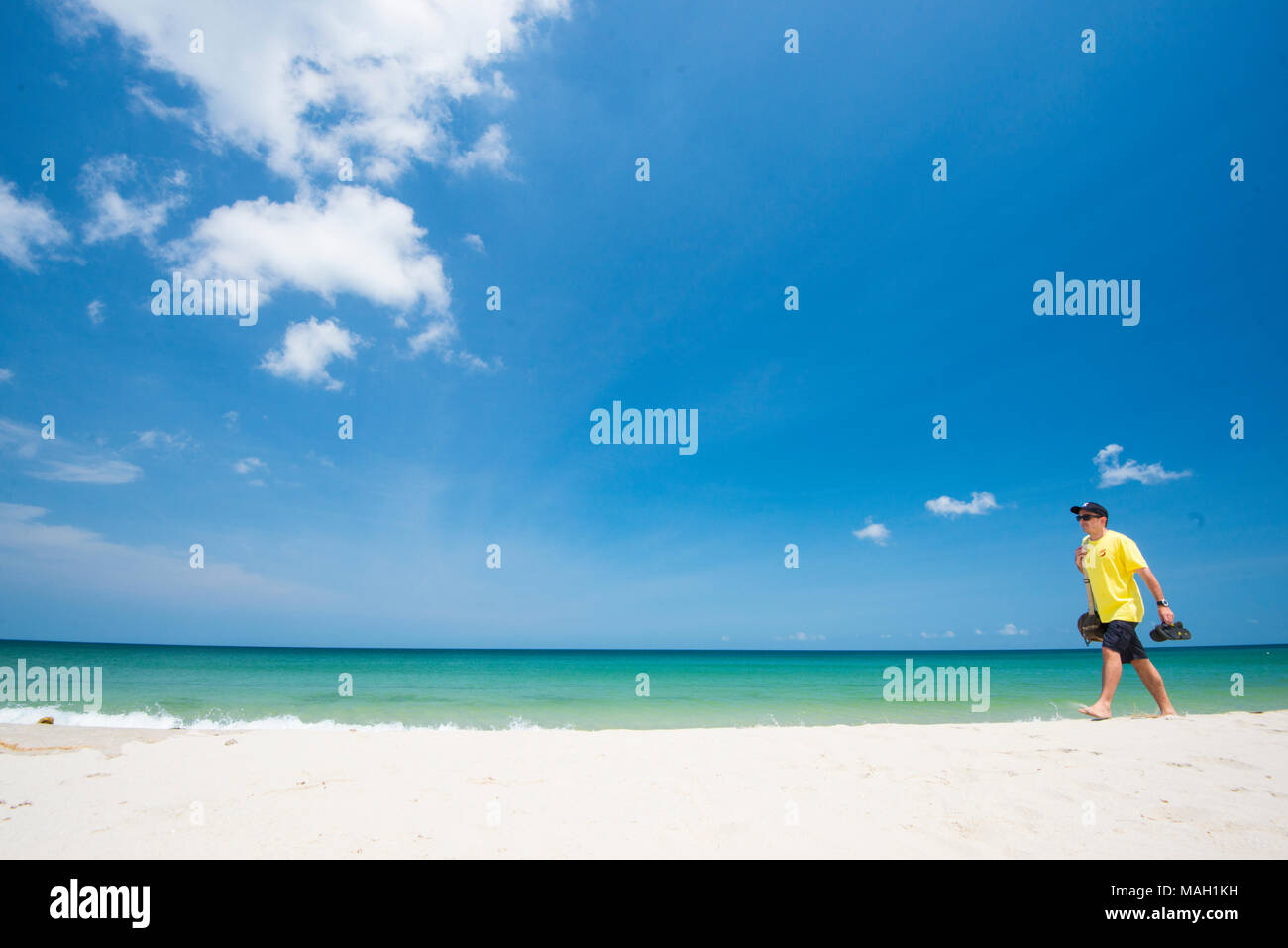 Uomo che cammina su una spiaggia, Kudat, Sabah, Malesia, Borneo Foto Stock
