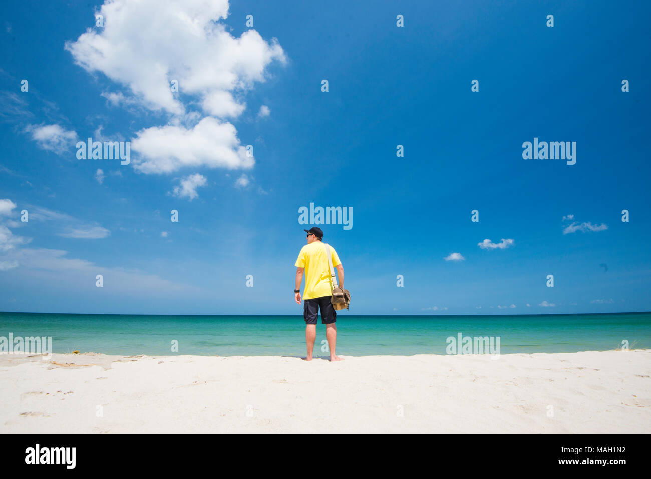Un uomo in piedi su una spiaggia, Kudat, Sabah, Malesia, Borneo Foto Stock