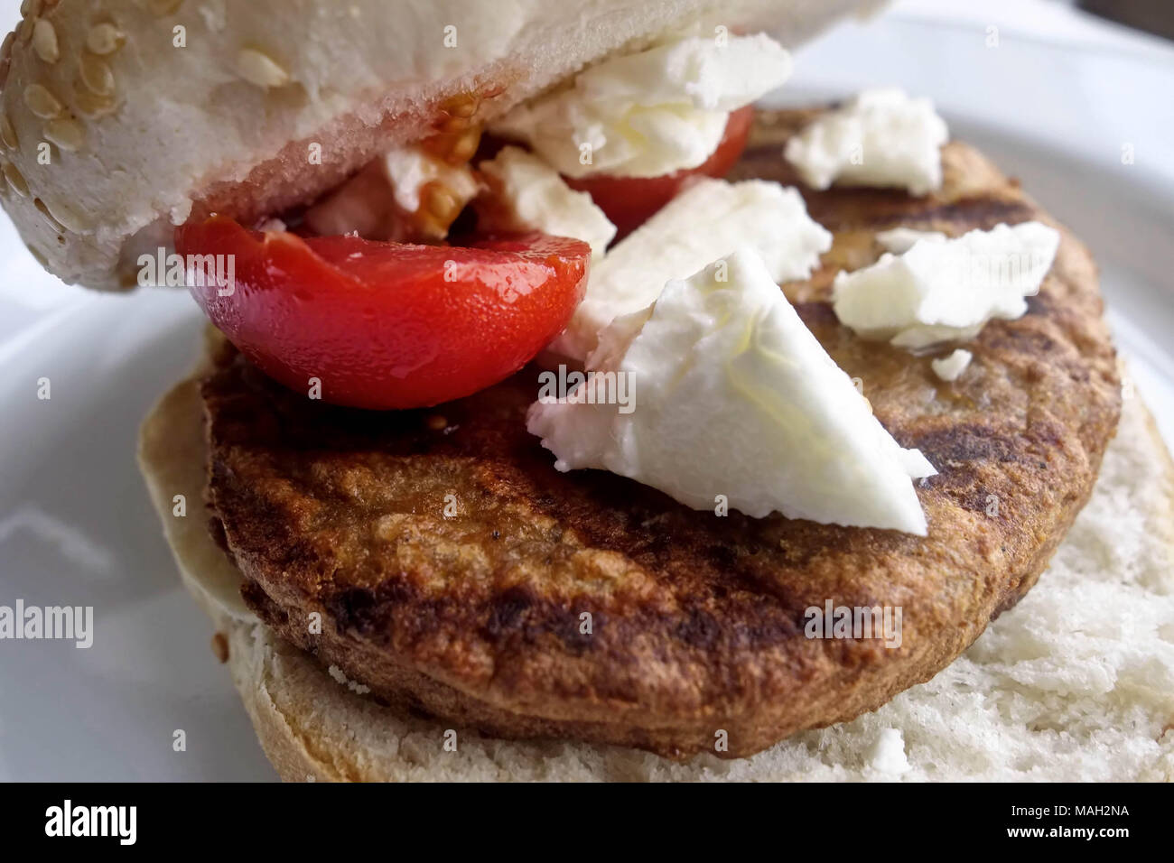 Hamburger Vegetariano con il formaggio Feta Foto Stock