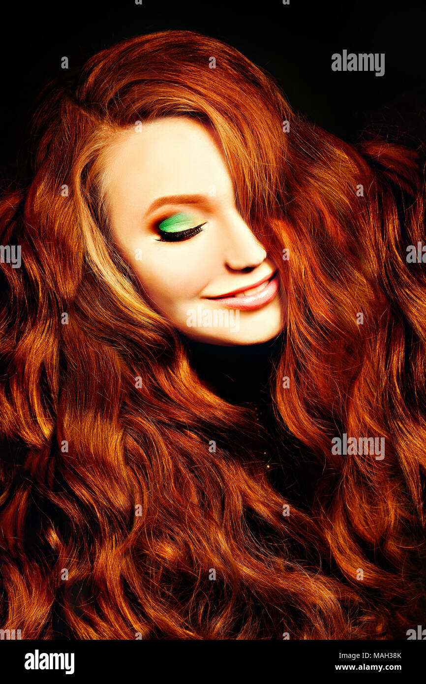 Ritratto di rosso i capelli ricci Moda ragazza modello. Redhead Donna Foto Stock