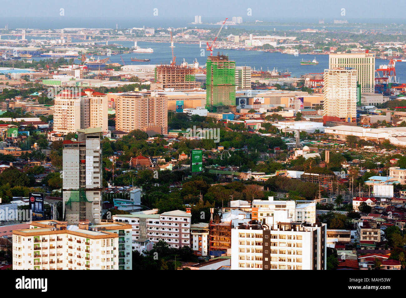 Vista aerea di Cebu City guardando ad est, con il porto e di Mactan Islandl oltre, Filippine Foto Stock
