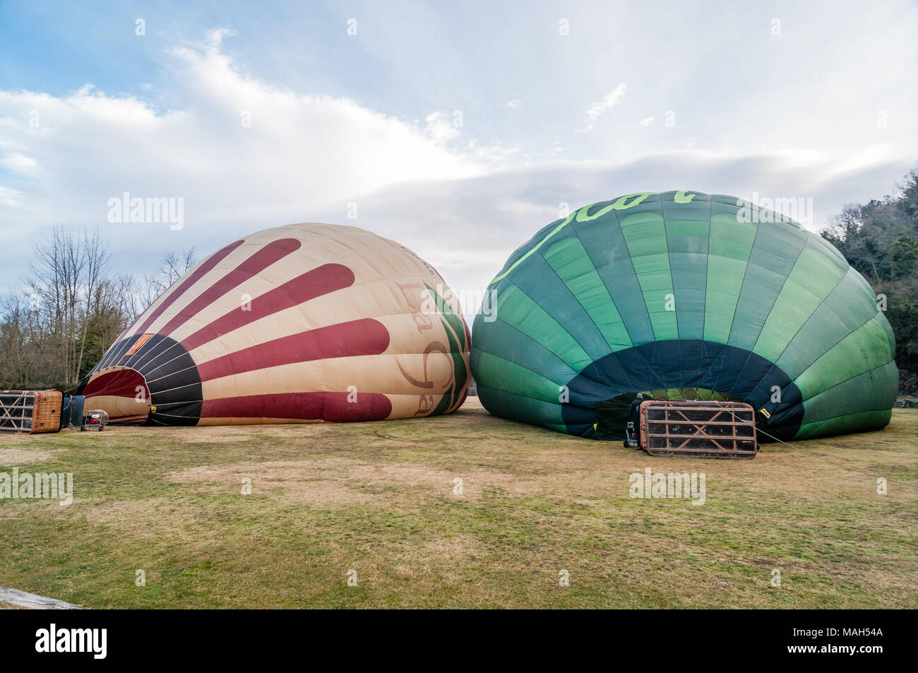 Due i palloni ad aria calda tenetevi pronti per il decollo, Olot, Garrotxa, Catalogna, Spagna Foto Stock