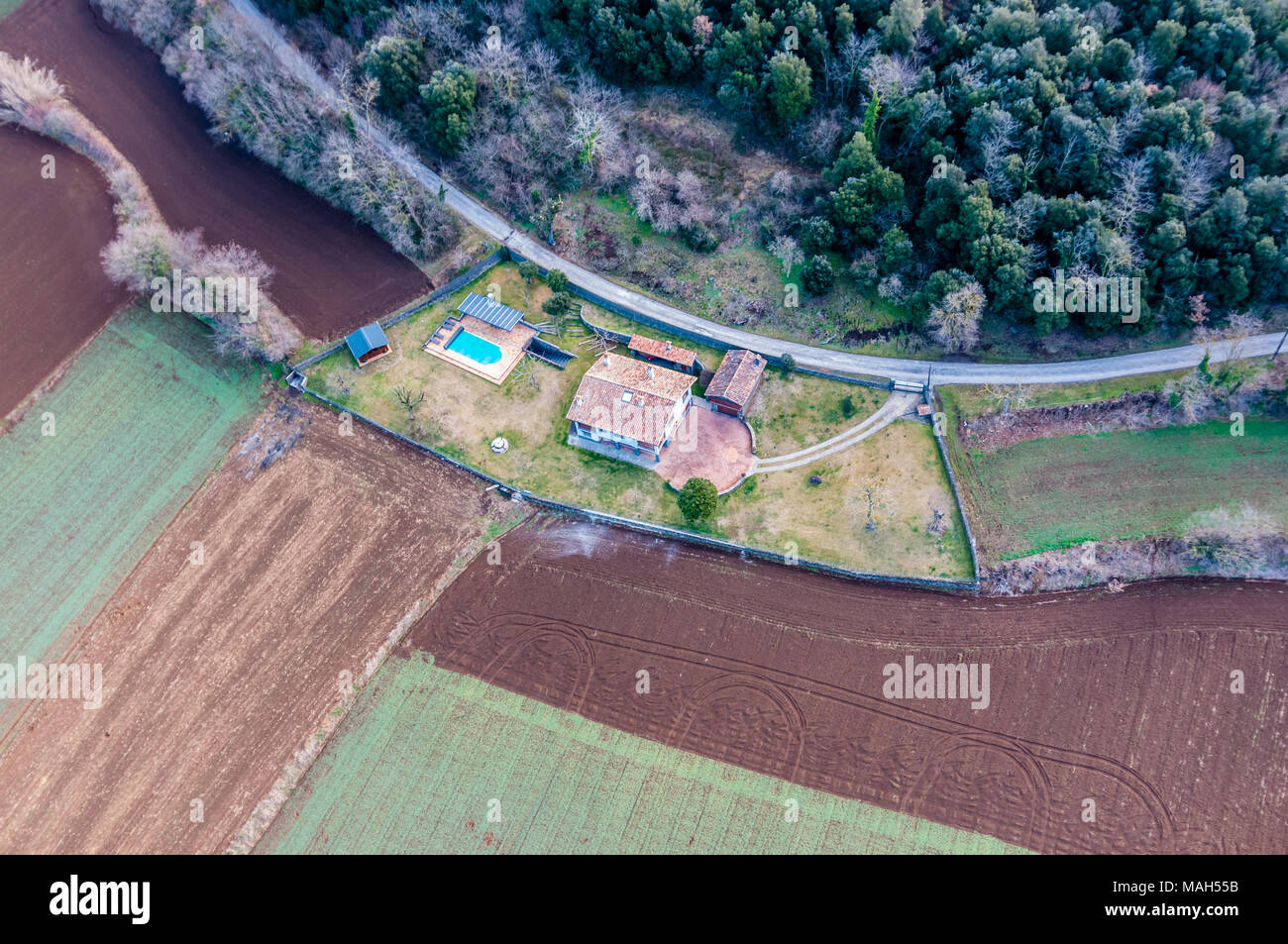 Vista aerea, plot in campagna con la casa e la piscina, Garrotxa, Catalogna, Spagna Foto Stock