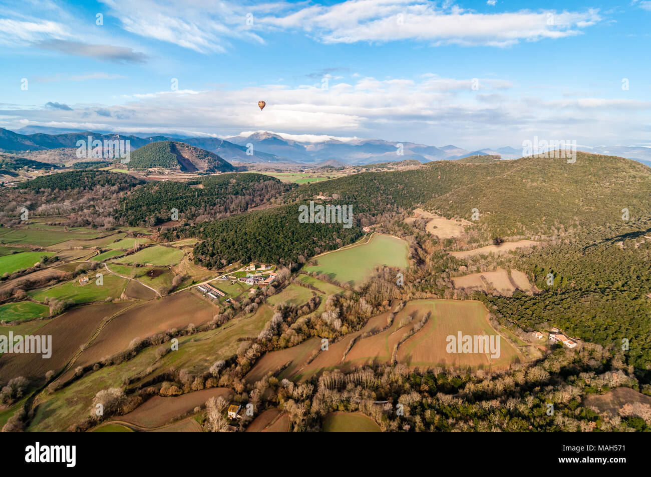 Mongolfiera Volare con Croscat vulcano aperto e le montagne sullo sfondo, giorno nuvoloso, Olot, Catalogna, Spagna Foto Stock