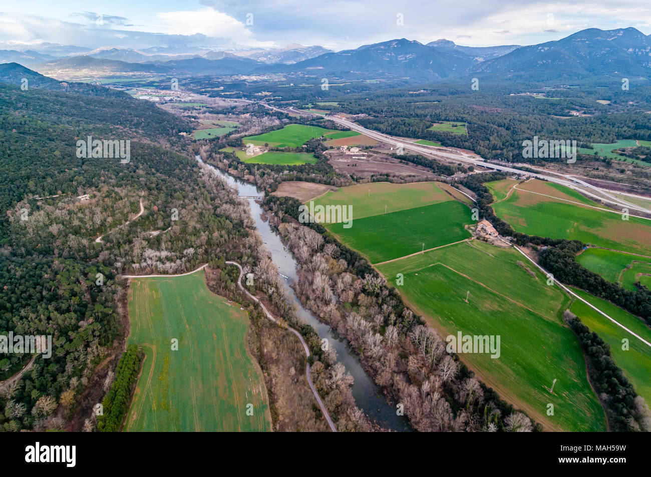 Vista aerea del fiume Fluvià e campi di raccolto, Garrotxa, Catalogna, Spagna Foto Stock