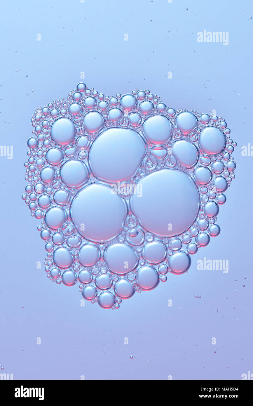 Le bolle di aria sulla chiara superficie acqua vicino. MAcro di acqua pulita bolla Foto Stock