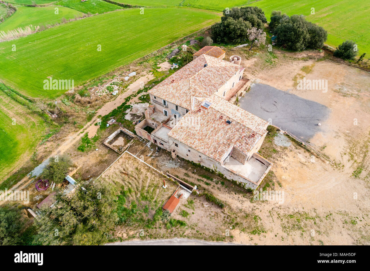Vista aerea della tradizionale casa colonica, masia, casa rurale, Catalogna, Spagna Foto Stock