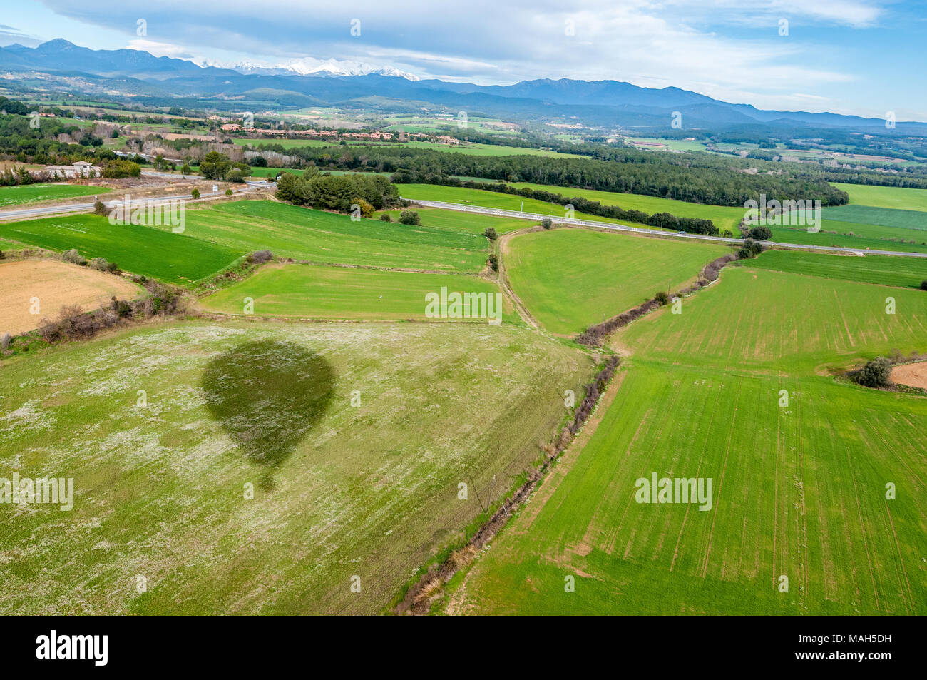 Ombra di una mongolfiera su un campo di coltivazione, la Catalogna, Spagna Foto Stock
