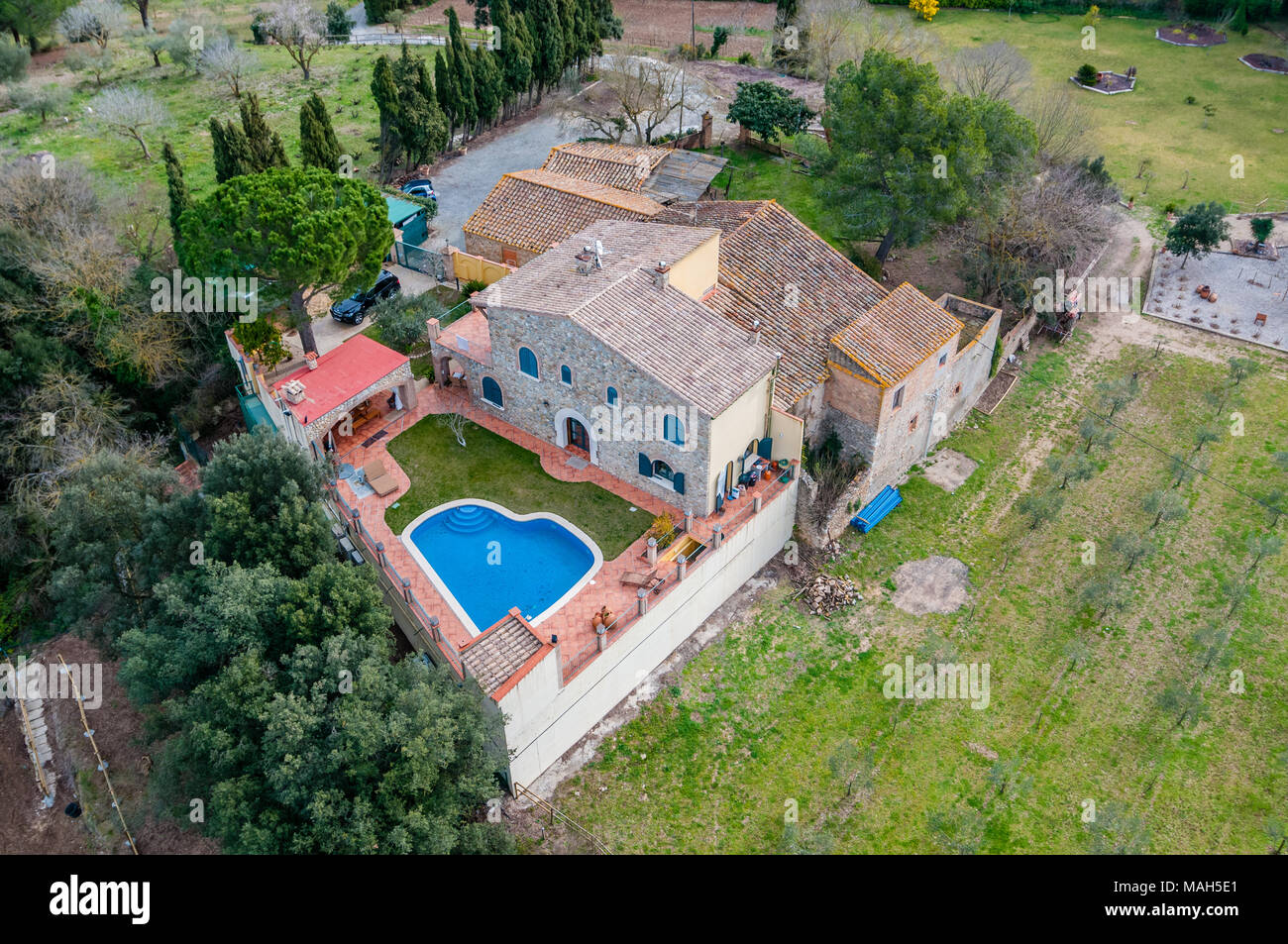 Vista aerea della tradizionale casa colonica, masia, casa rurale, Catalogna, Spagna Foto Stock
