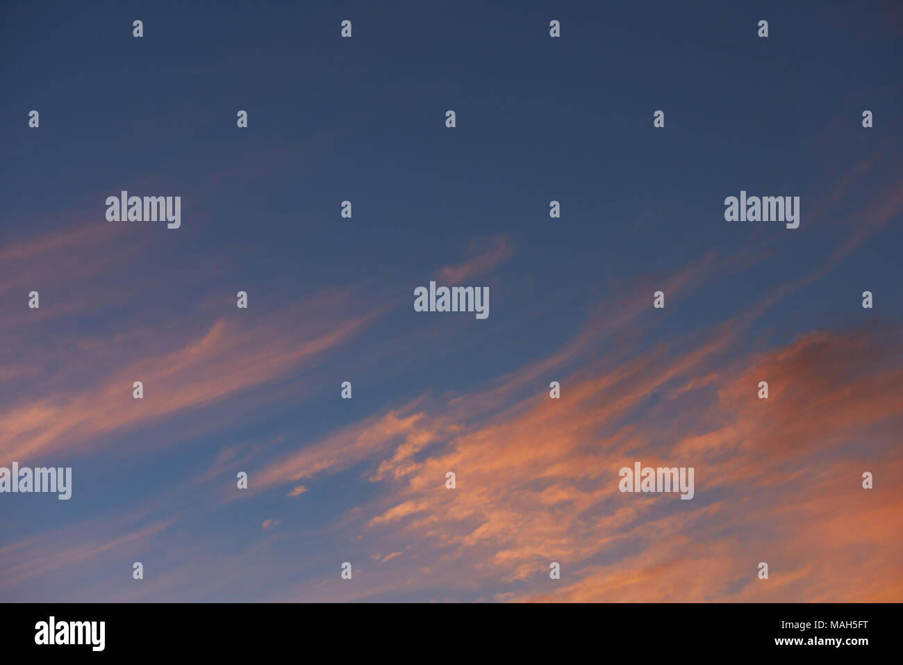 Tramonto spettacolare sky texture dello sfondo. Crepuscolo crepuscolo pattern di nuvole Foto Stock