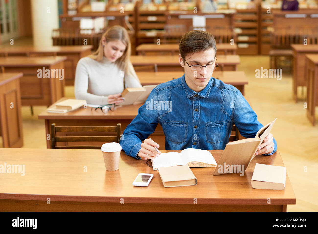 Grave bello ragazzo studente apprendimento letteratura scientifica Foto Stock