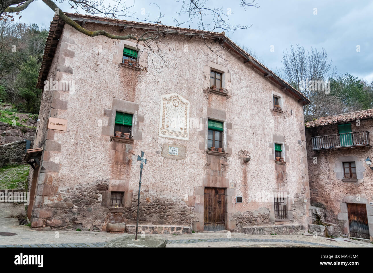 Facciata di una vecchia casa nella piazza principale, Meridiana, Sant Privat, Garrotxa, Catalogna, Spagna Foto Stock