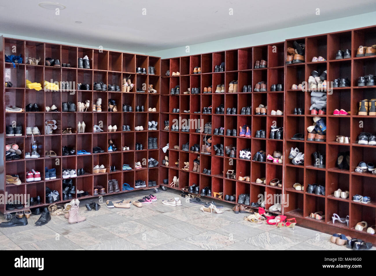 I cubicoli per riporre le scarpe e le calze a Sikh Centro Culturale in Richmond Hill, Queens New York. Gli elementi non sono usurati nel tempio. Foto Stock