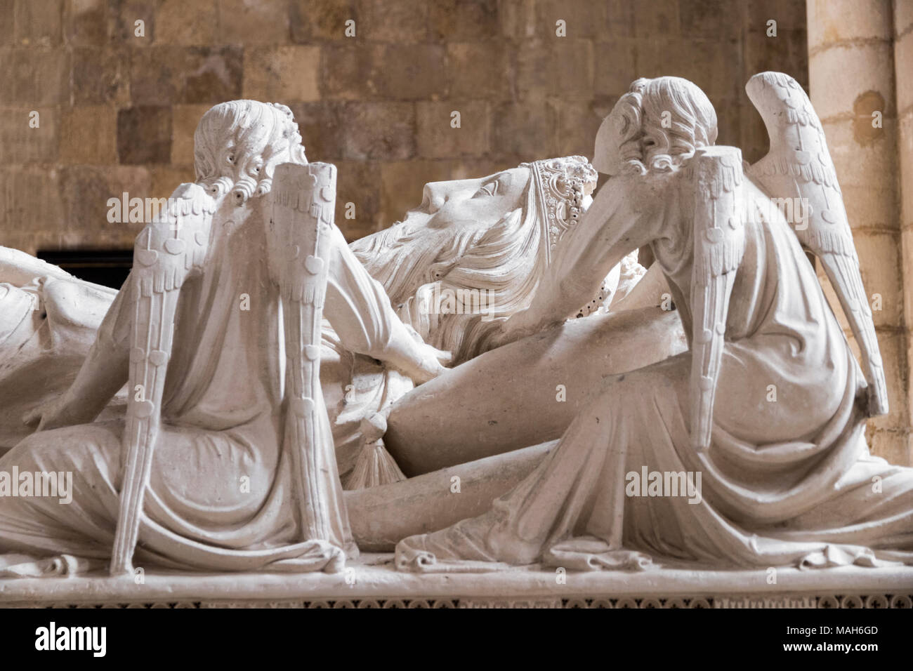 Recumbent effige della tomba di Pietro I del Portogallo, chiamato il solo o il crudele, una scultura gotica di autore ignoto. Il monastero di Alcobaca Foto Stock