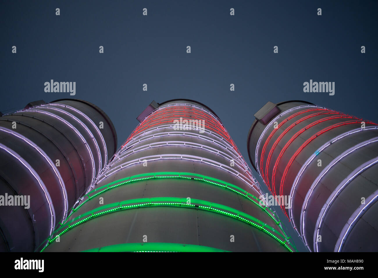 Colorate silos industriali Foto Stock