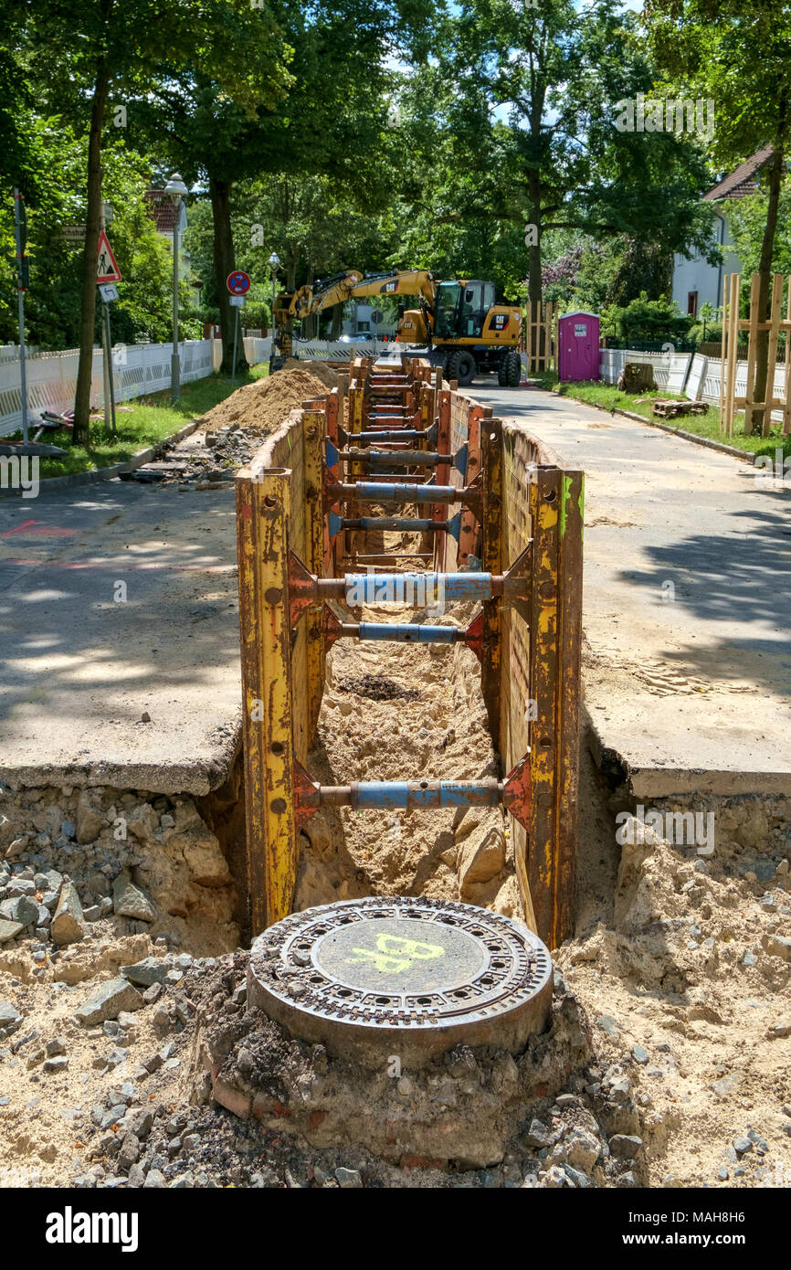Dettagli di opere stradali in una parte verde della città di Berlino, Germania. Foto Stock