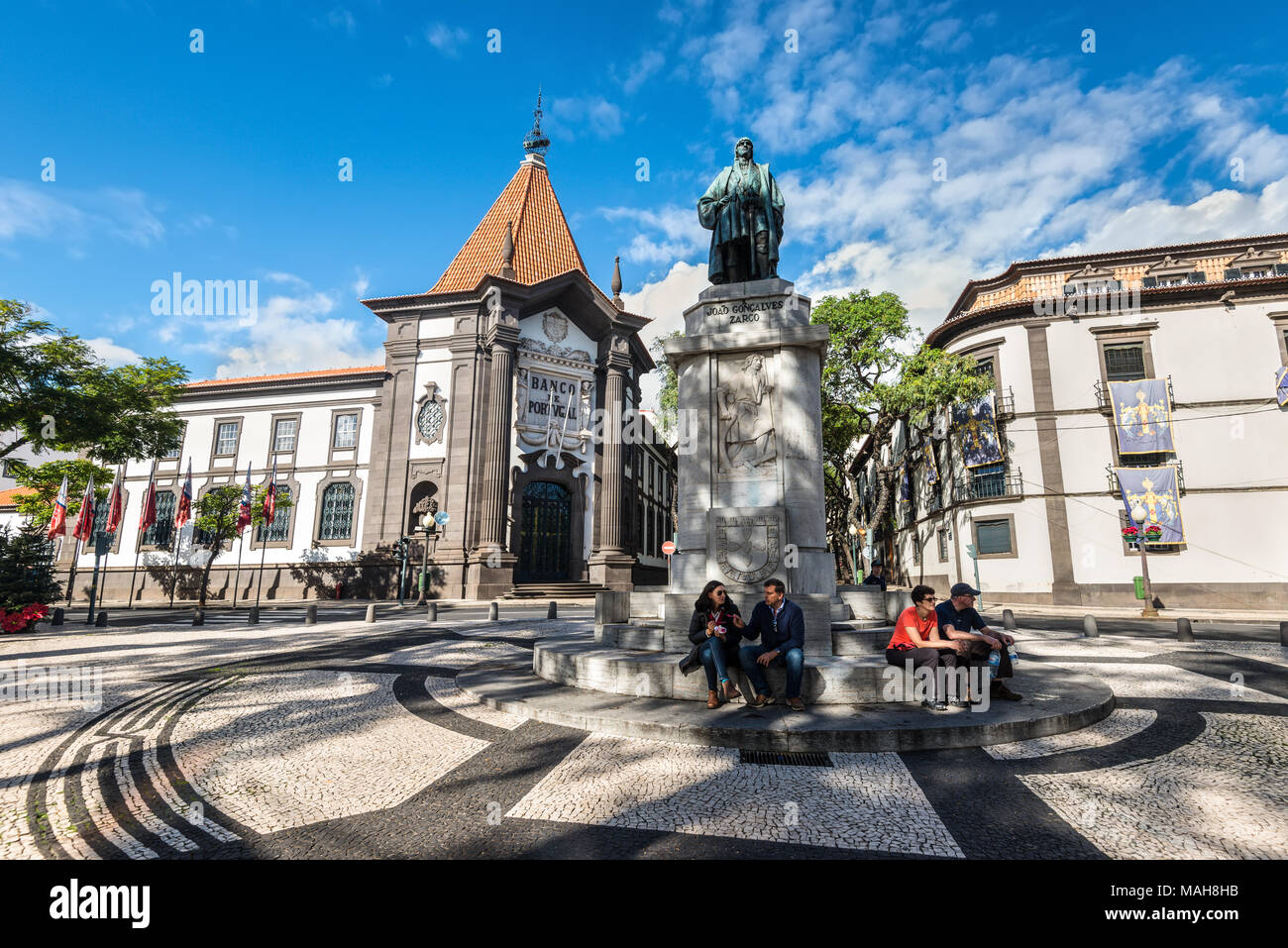 Funchal, Portogallo - 10 dicembre 2016: Le persone sono in appoggio ai piedi della Joao Goncalves Zarco statua che si trova nella parte anteriore della Banca del Portogallo a Funchal, Foto Stock