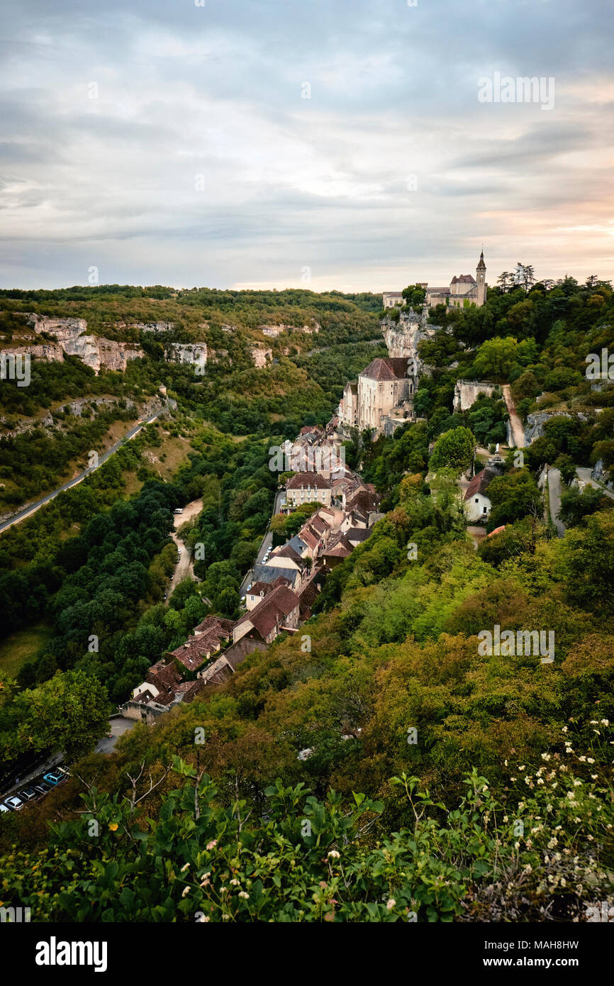 Rocamadour è una roccia verticale village nel centro-sud della Francia. Noto per la Cité Réligieuse complesso di edifici religiosi e per le sue molte fasi Foto Stock