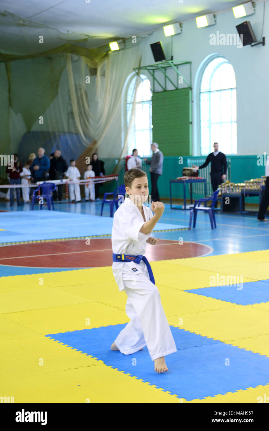 La concorrenza tra i bambini nel karate,kata.10-11 anno vecchio ragazzo esegue nel karate kyokushin competizioni, egli fa kata, zenkutsu-dati stand Foto Stock