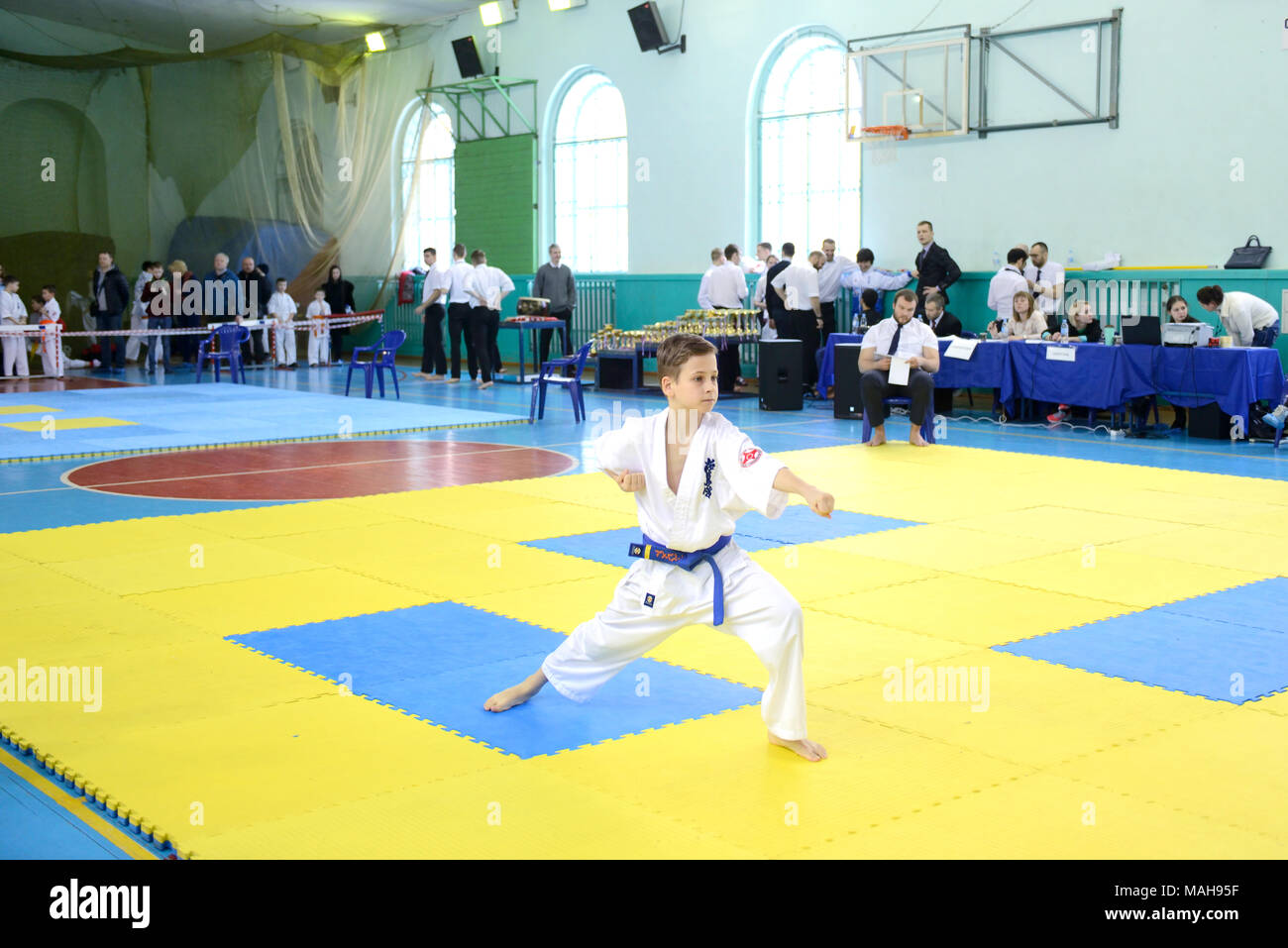 La concorrenza tra i bambini nel karate,kata.10-11 anno vecchio ragazzo esegue nel karate kyokushin competizioni, egli fa kata, zenkutsu-dati stand Foto Stock