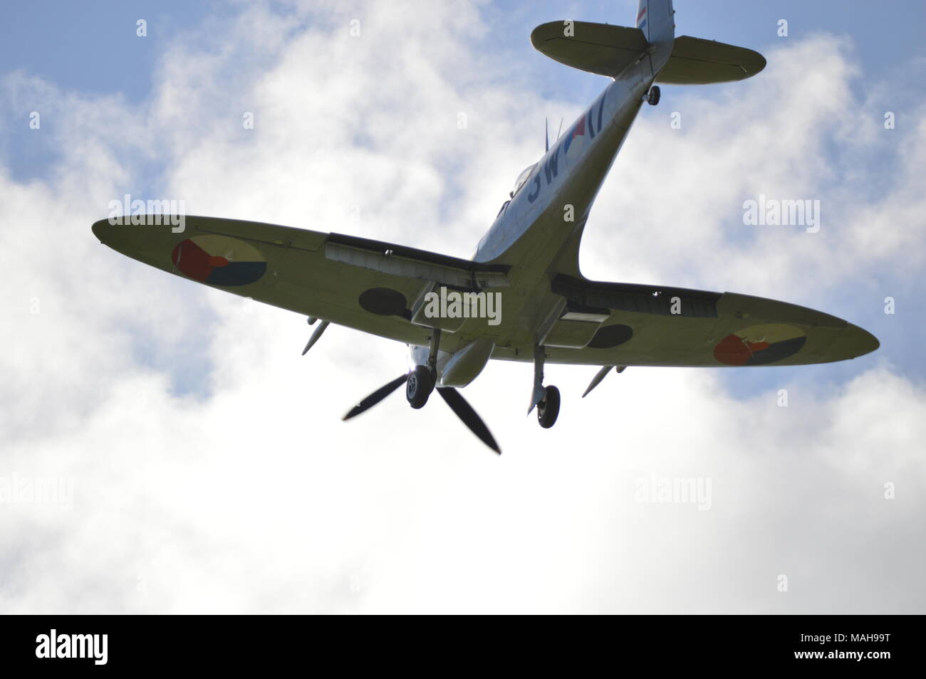 Settantacinquesimo Battaglia di Bretagna anniversario flypast su Goodwood nel West Sussex, in Inghilterra. Foto Stock