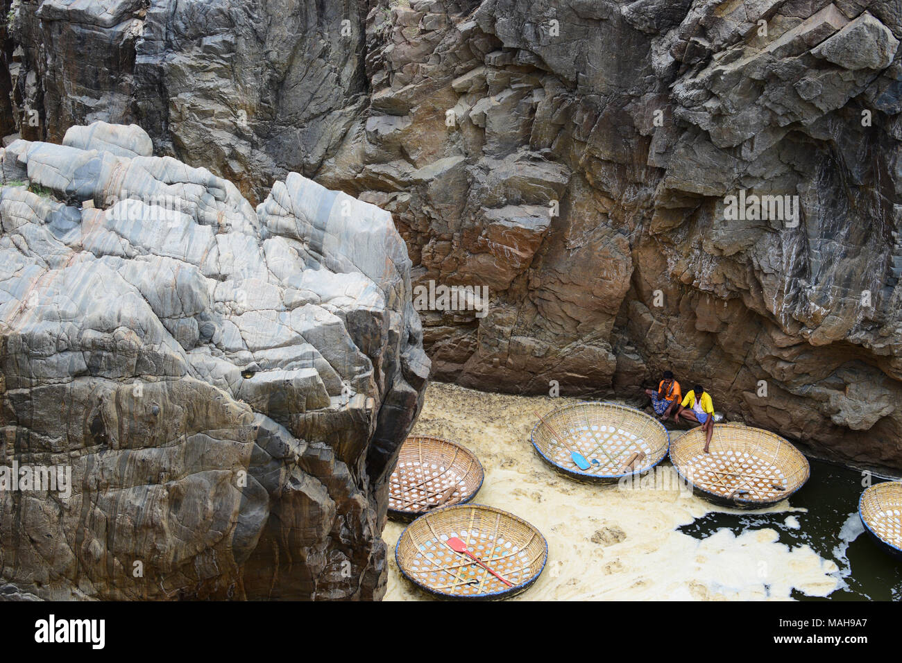 Hogenakkal Boat Coracle Ride Boats e Boat Man Rock View Hogenakkal è una destinazione turistica unica da visitare nel Tamil Nadu. India Foto Stock