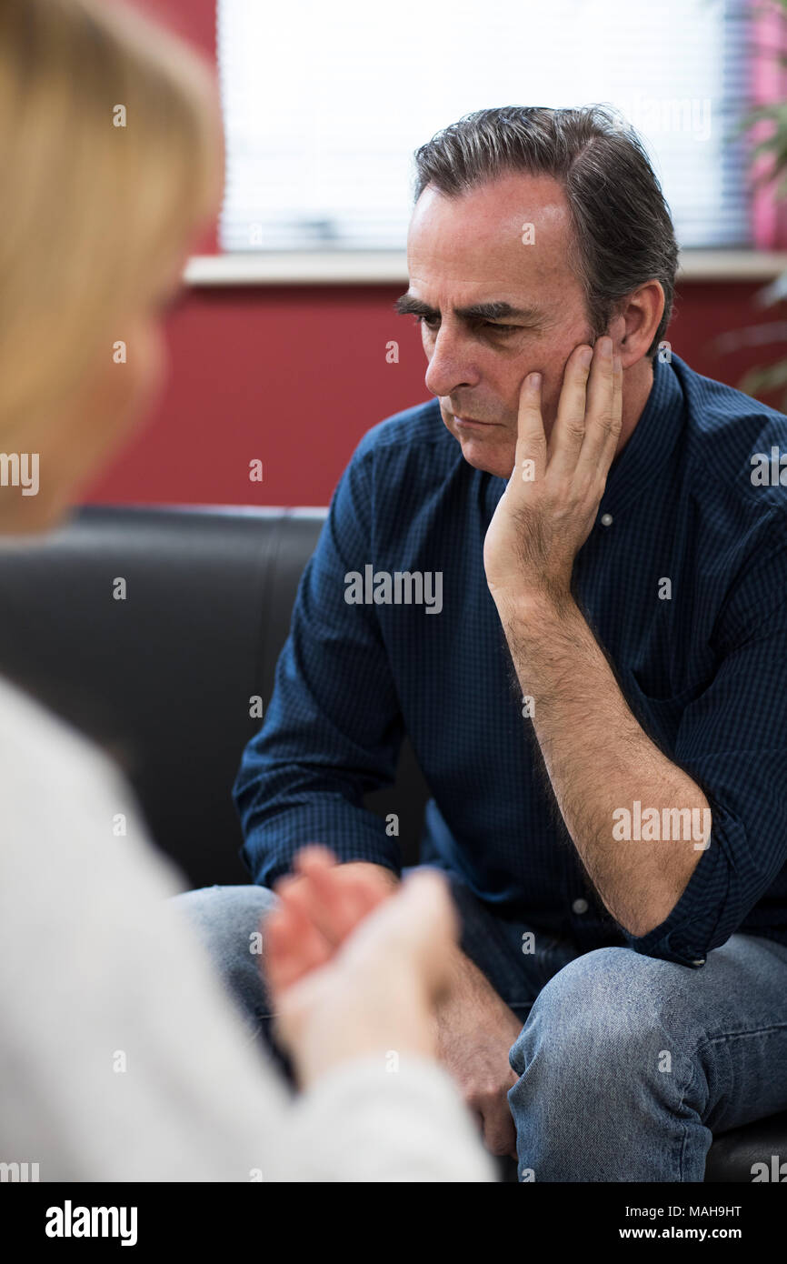 Premuto uomo maturo di parlare al Consigliere Foto Stock