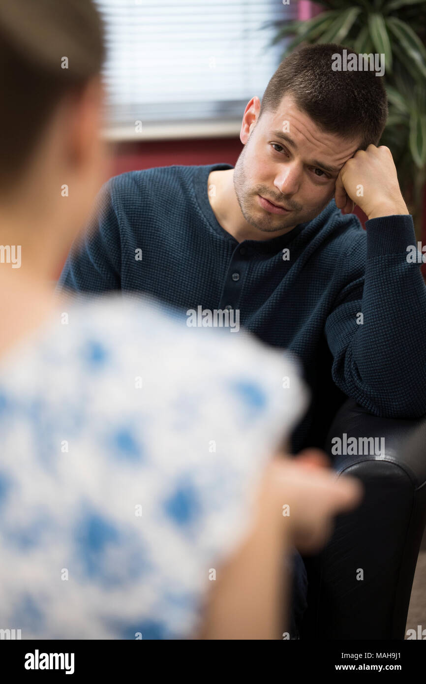 Premuto giovane uomo che parla al Consigliere Foto Stock