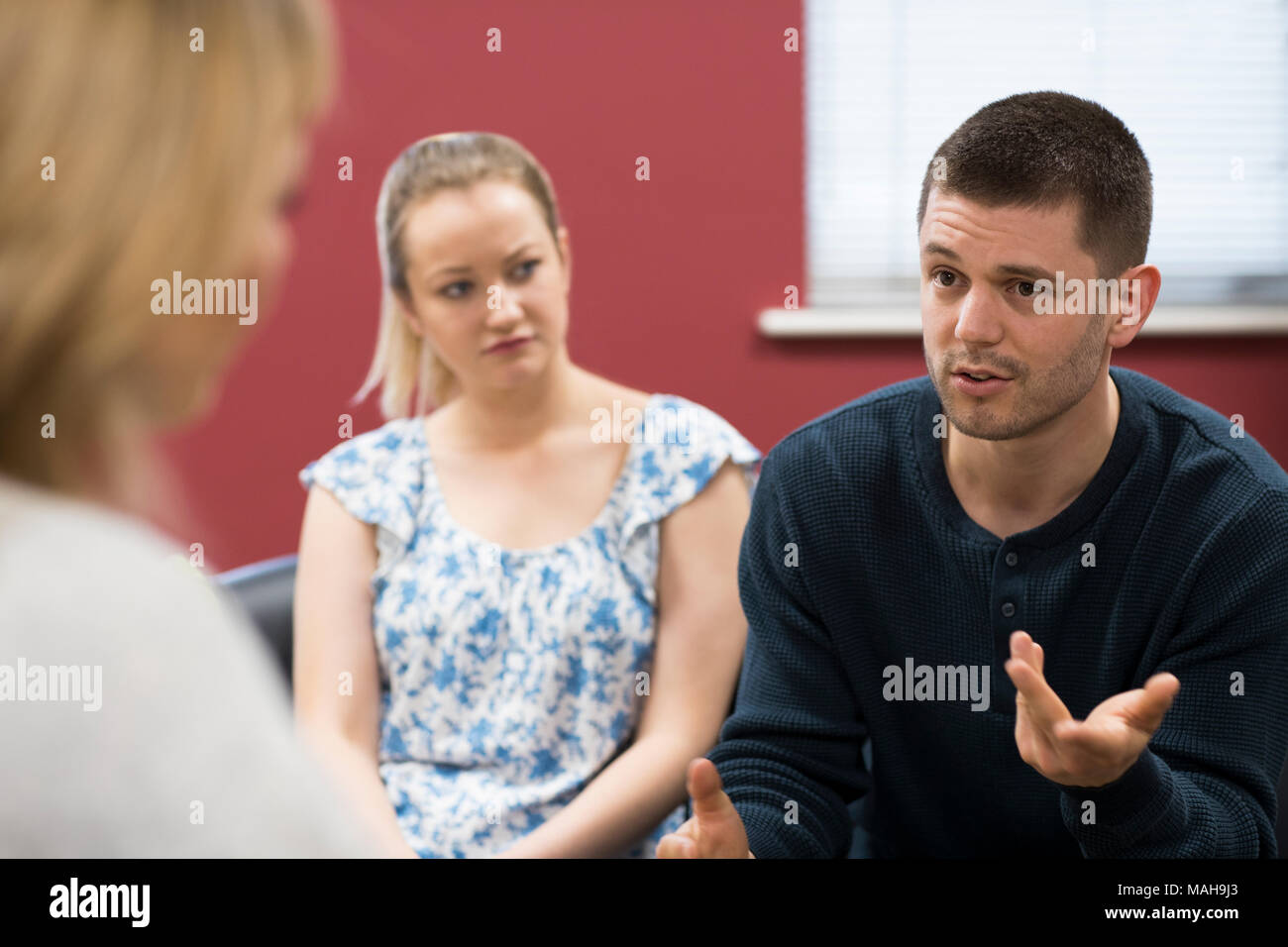 Giovane a discutere di problemi con rapporto consigliere Foto Stock