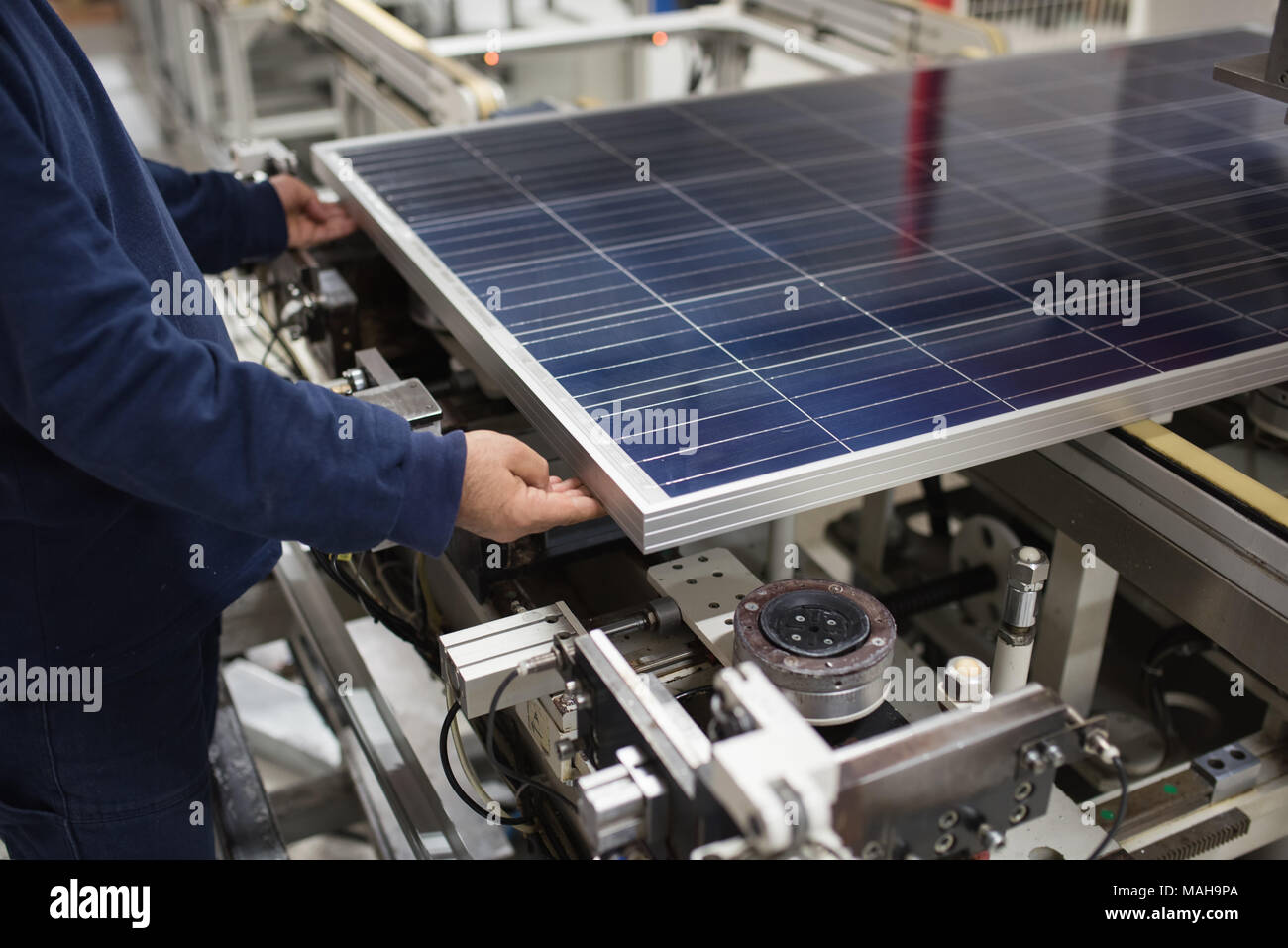 Produzione di pannelli solari, uomo che lavora in fabbrica Foto Stock