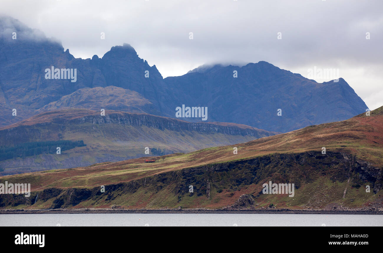 Un broody Bla Bheinn (Blaven) montagna sull'Isola di Skye visto da Tokavaig sulla Sleat Peninsula sud est Skye Foto Stock
