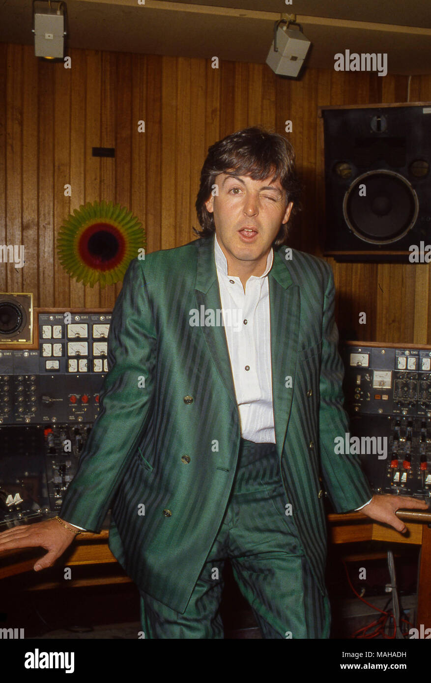 Paul McCartney agli Abbey Road Studios promuovendo il suo secondo album solista McCartney II nel 1980 Foto Stock