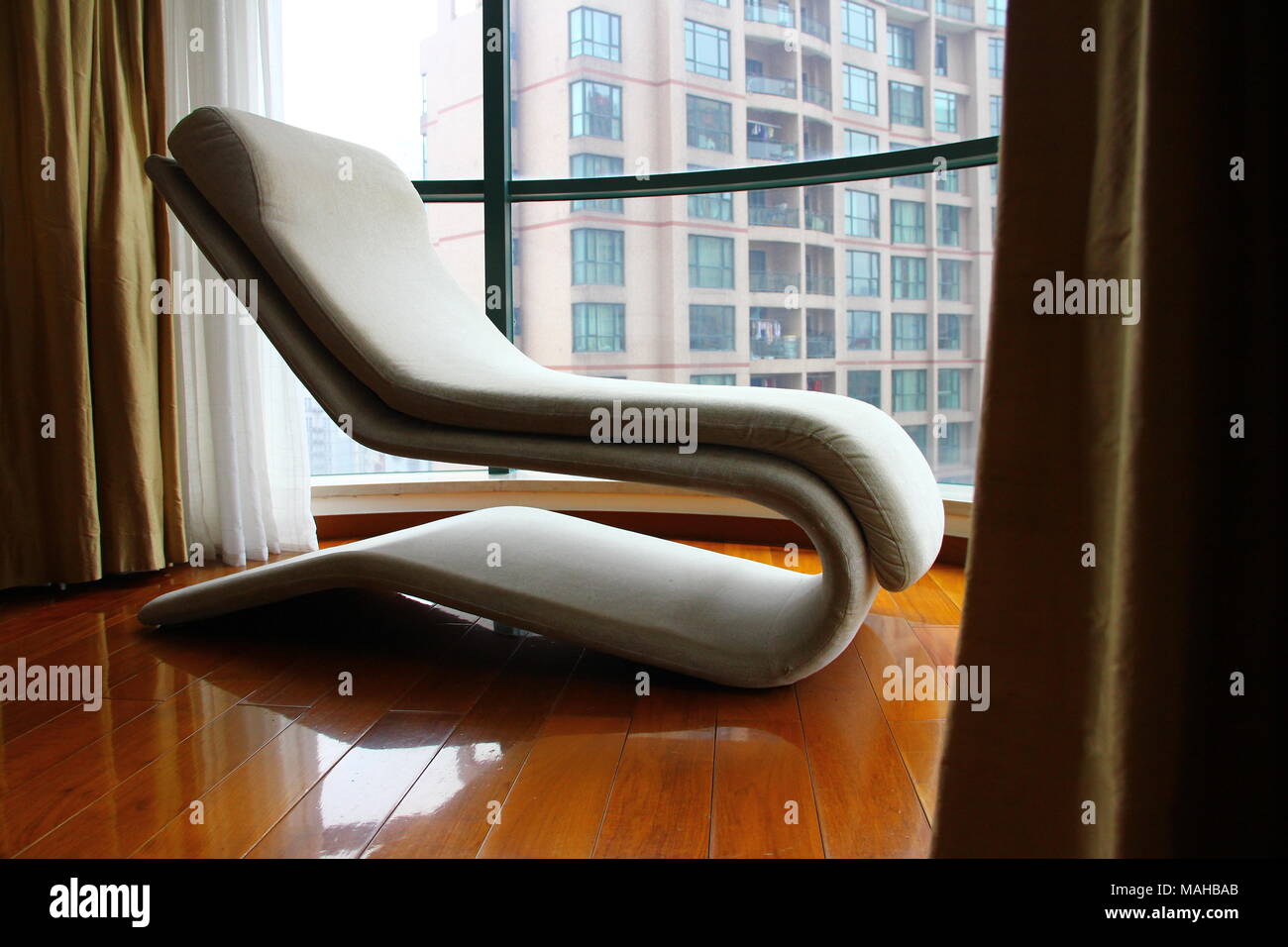Una sedia confortevole con vista. Foto Stock