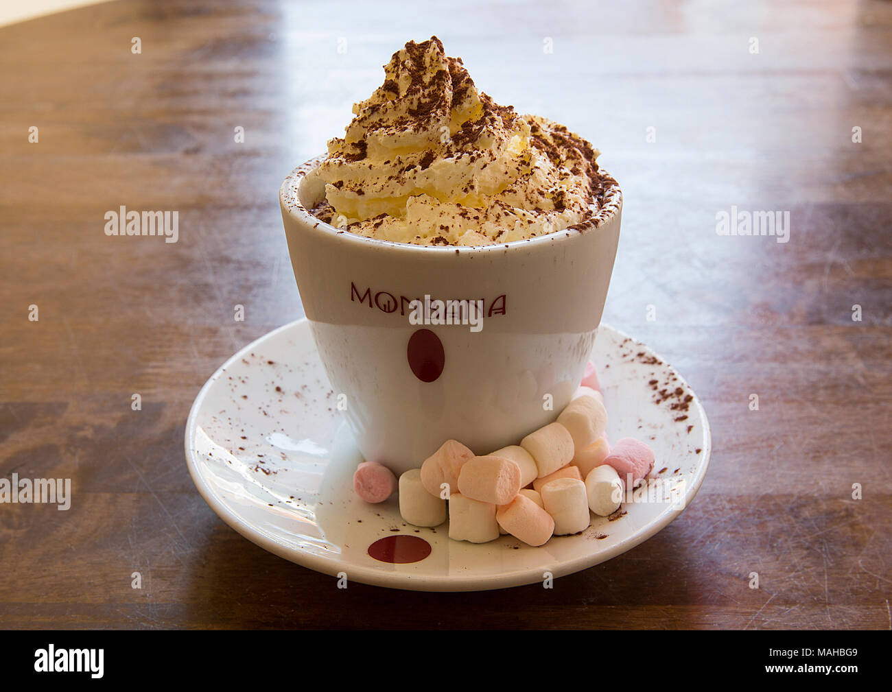 Cioccolata calda con panna montata e marshmallows Foto Stock