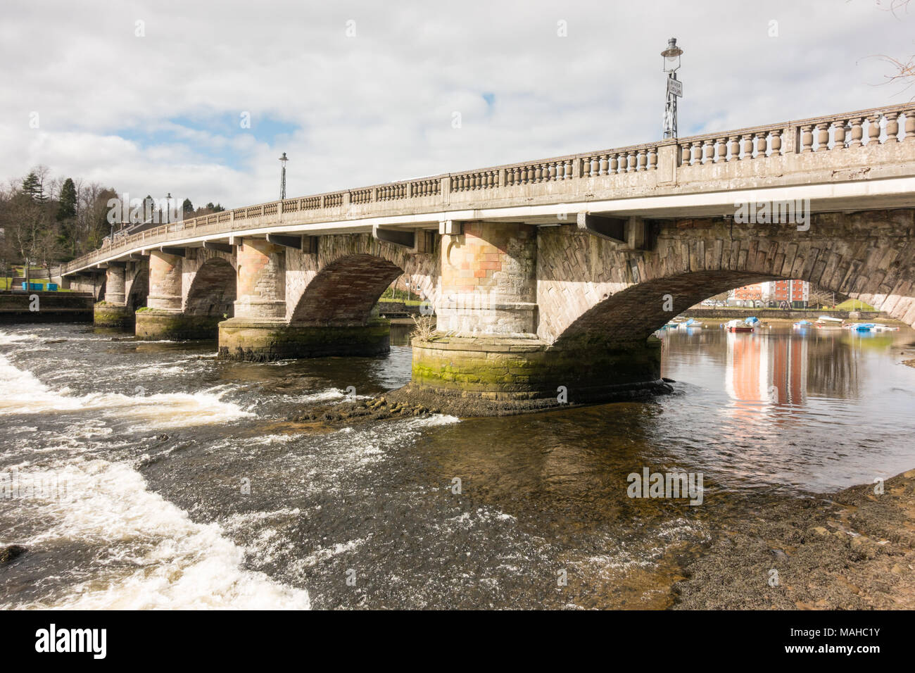 Vecchio Dumbarton ponte sopra il fiume Leven, Dumbarton, Scotland, Regno Unito Foto Stock