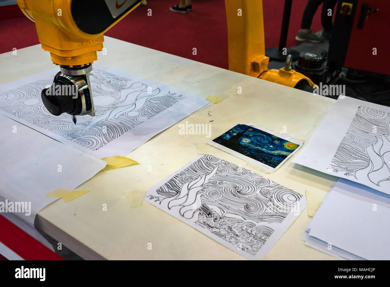 Robot artista disegno braccio Van Gogh artwork notte stellata a tech fair Foto Stock