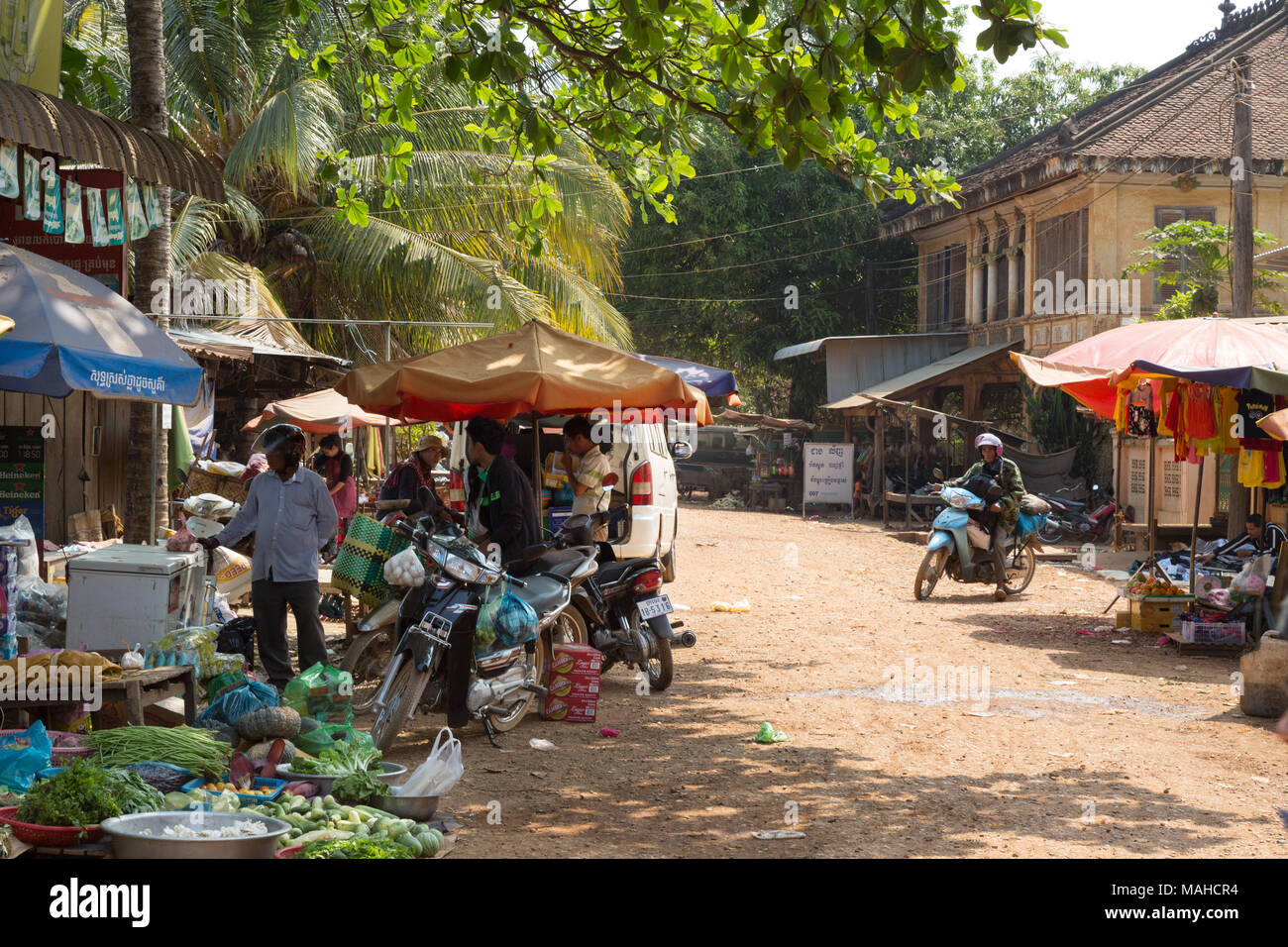 Cambogia mercato mercato Chhlong, - le bancarelle del mercato e in vecchio stile coloniale Francese edifici, Chhlong città, provincia Kratie, Cambogia Asia Foto Stock