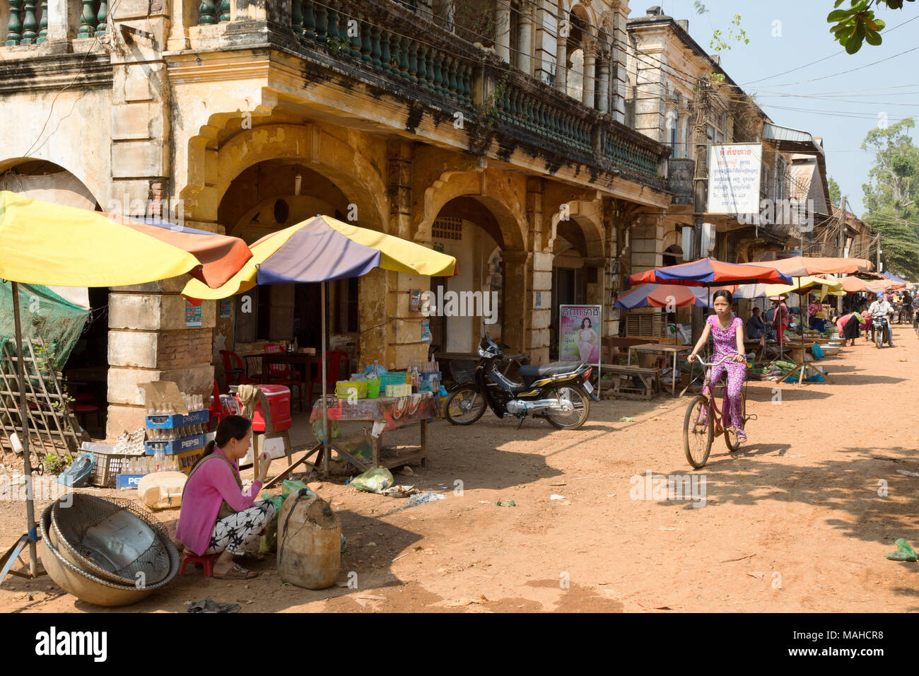 Cambogia mercato mercato Chhlong, - le bancarelle del mercato e in vecchio stile coloniale Francese edifici, Chhlong città, provincia Kratie, Cambogia Asia Foto Stock
