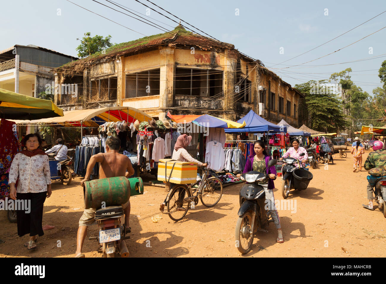 Cambogia mercato mercato Chhlong, - le bancarelle del mercato e in vecchio stile coloniale Francese edifici, Chhlong città, provincia Kratie, Cambogia Asia Foto Stock