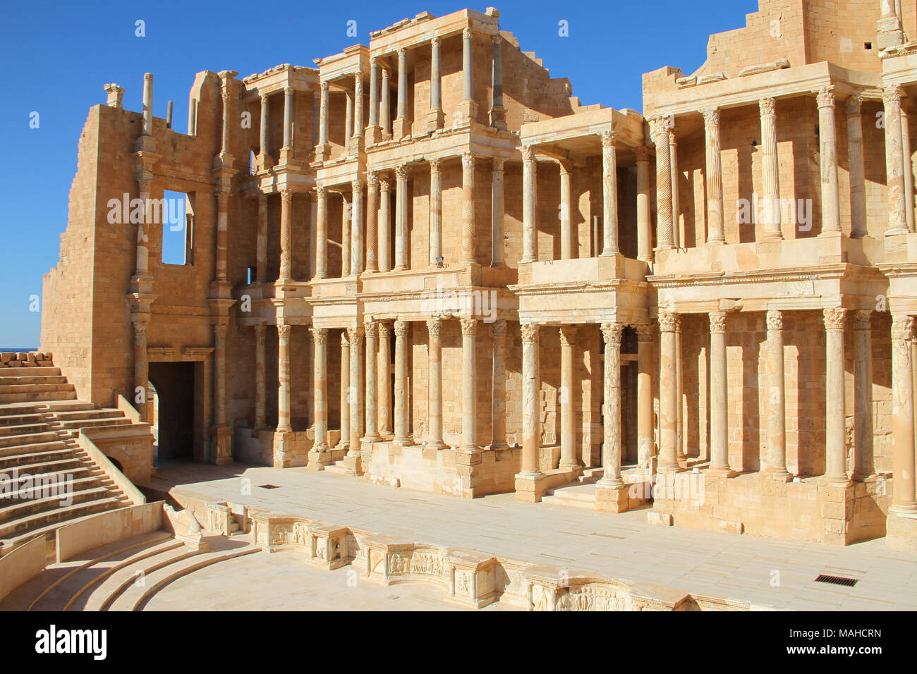 Parzialmente agevolato ricostruito teatro della antica città romana di Sabratha weat di Tripoli, Libia Foto Stock