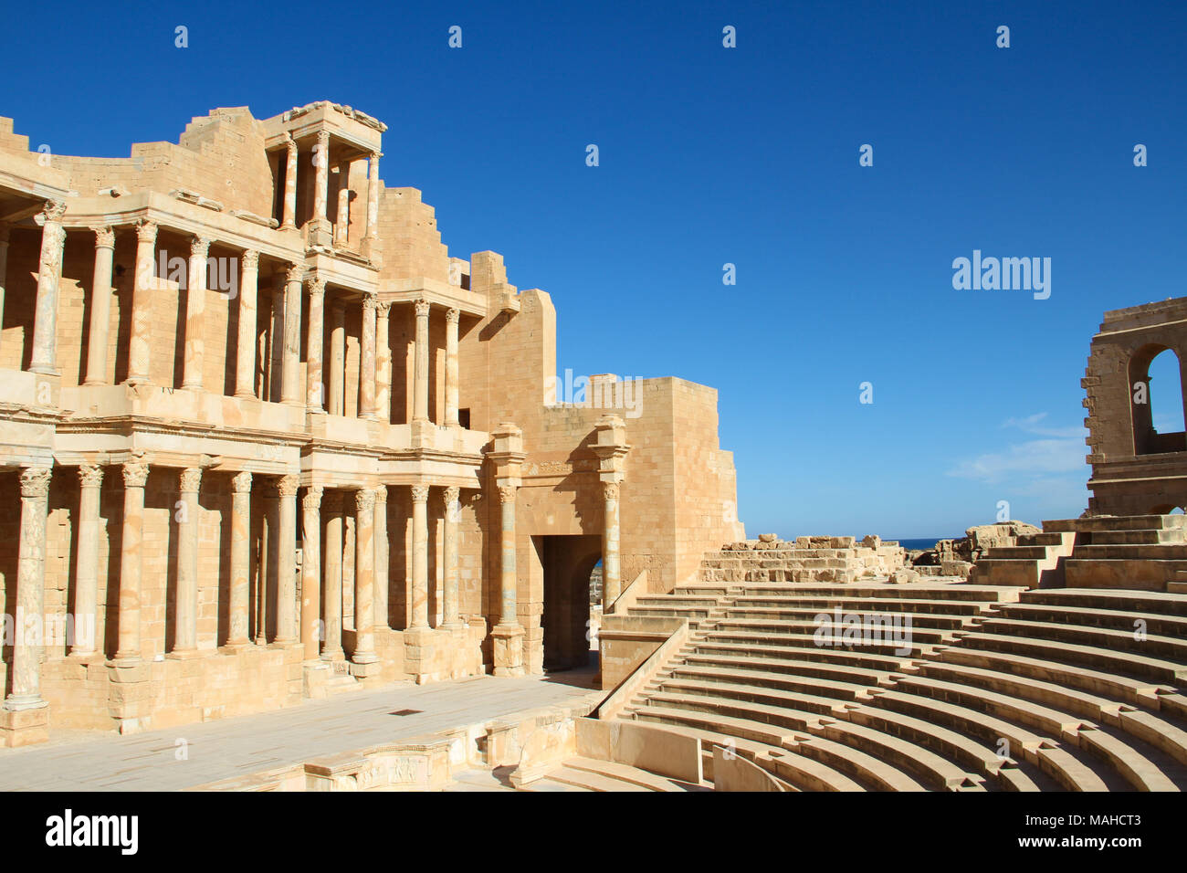Parzialmente agevolato ricostruito teatro della antica città romana di Sabratha weat di Tripoli, Libia Foto Stock